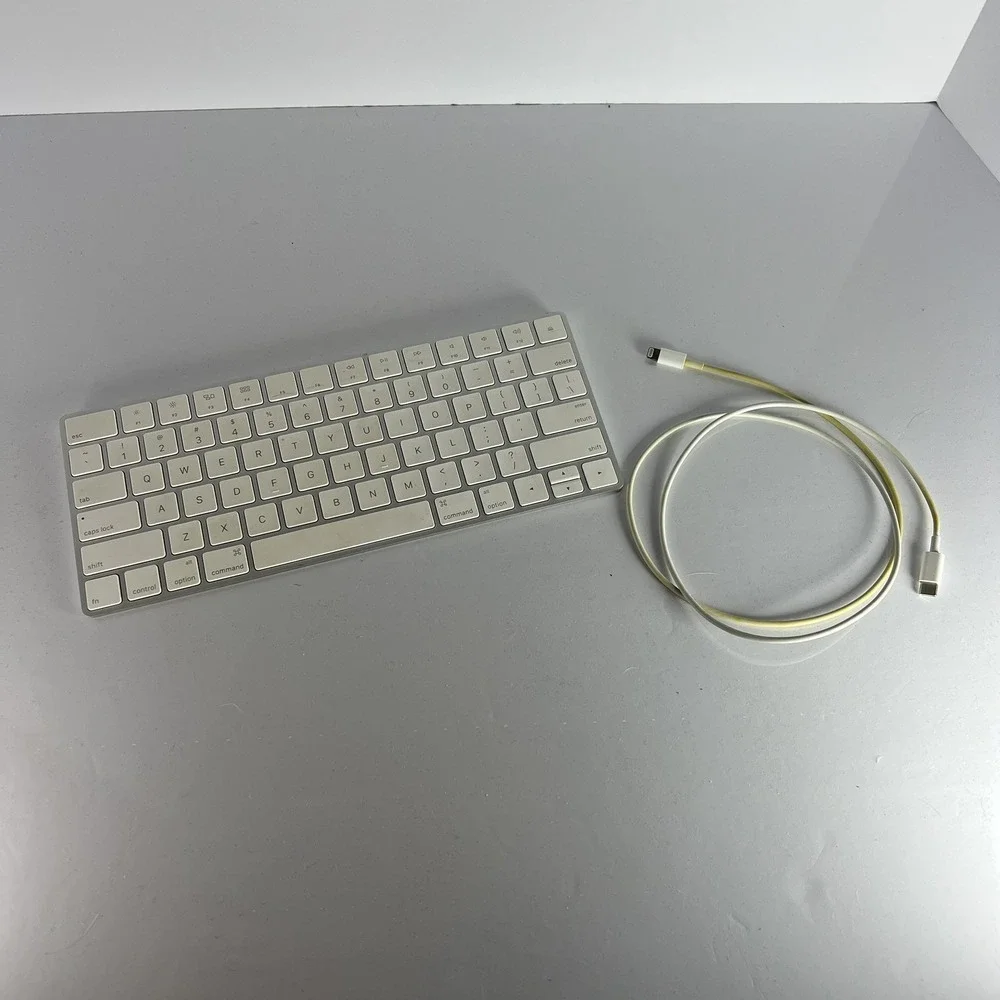 Apple Wireless Magic Keyboard 2 w/ Lightning Connector & Cable GUC